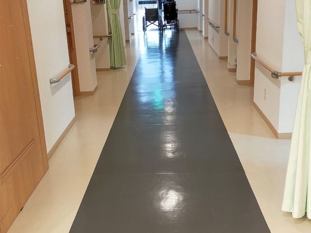 清潔な廊下の様子 廊下 手すりが設置された明るく広々とした通路です。車椅子を置いた状態でも、他の利用者が快適に通行できます。