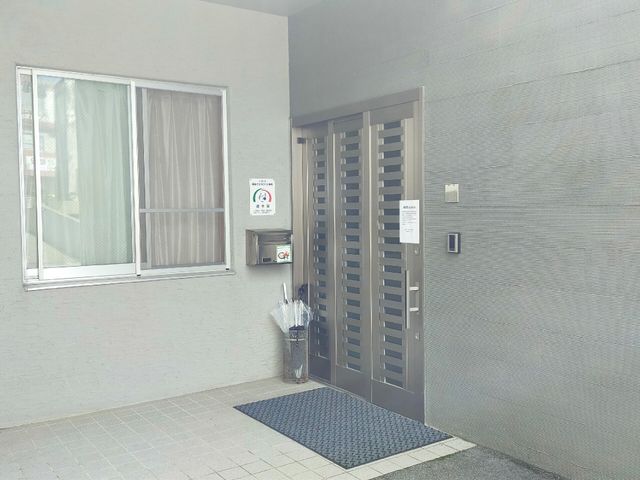 エントランスのドアと窓 玄関 清潔感あふれる落ち着いた色合いのエントランスです。出勤する際には、こちらの扉からスタートしましょう。