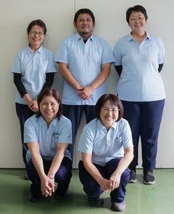 笑顔のスタッフ集合写真