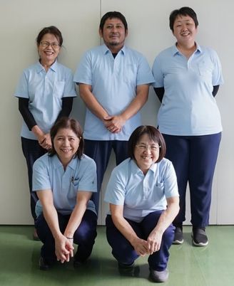 笑顔のスタッフ集合写真