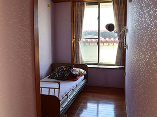 小さな窓辺の居室