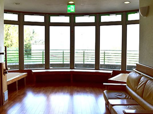 自然光が入るラウンジ