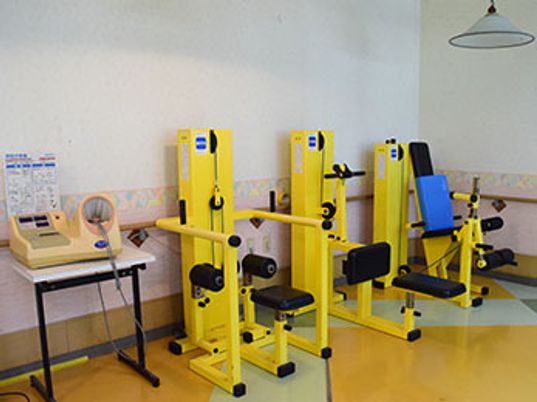 イエローのトレーニング機器が並ぶ機能訓練室