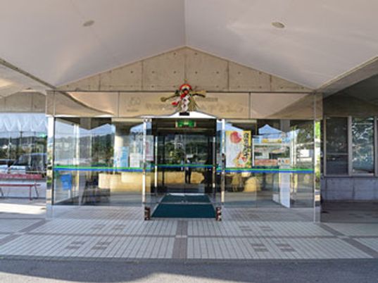 ガラス扉のエントランス  