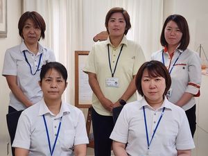 スタッフ集合の室内  