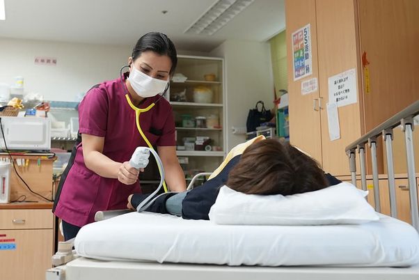 看護師と利用者の居室