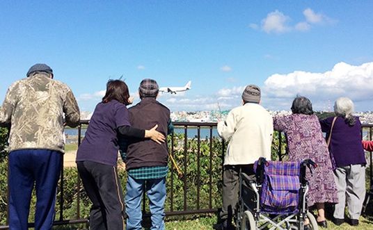 外の様子を楽しむ人々