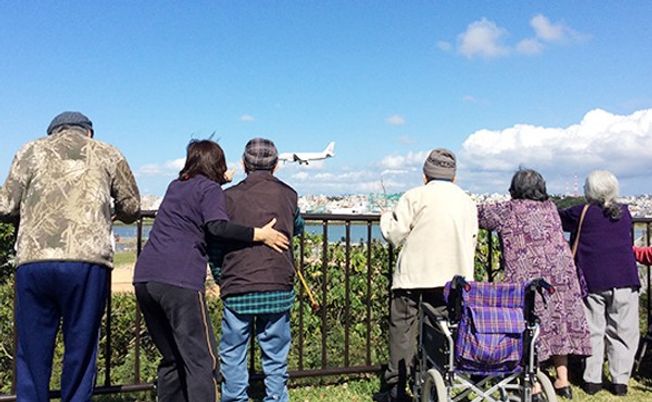 外の様子を楽しむ人々