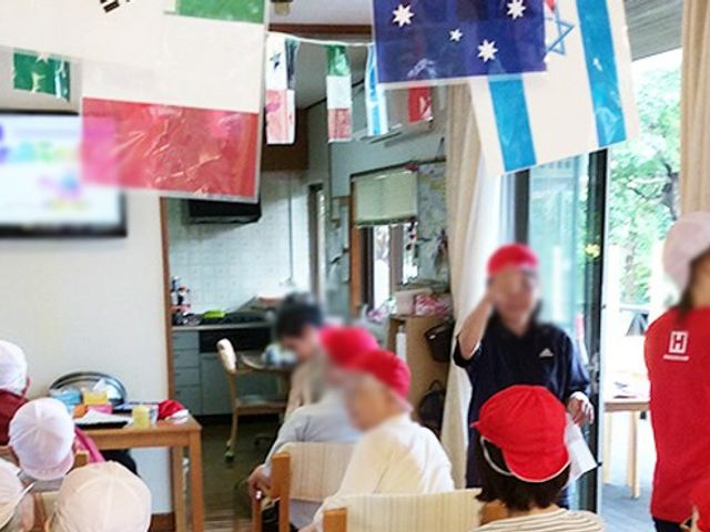 明るい多目的室 多目的室 多国籍の旗が飾られ、和やかな雰囲気を作り出しています。椅子に座って交流がしやすい空間です。