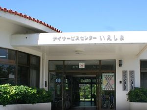 明るい入口の外観  