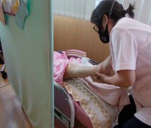 ケアを受ける様子の居室