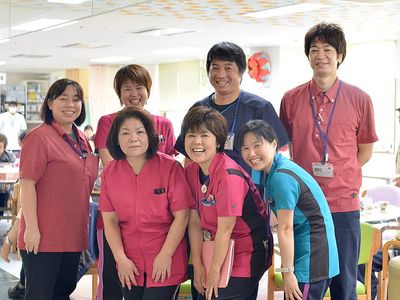 笑顔のスタッフたちの集合写真