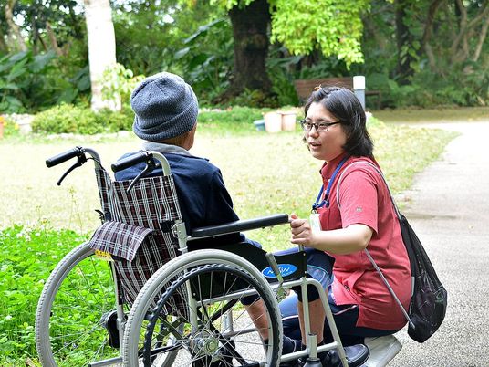 スタッフと会話する庭