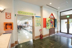明るい入口と掲示物のある廊下