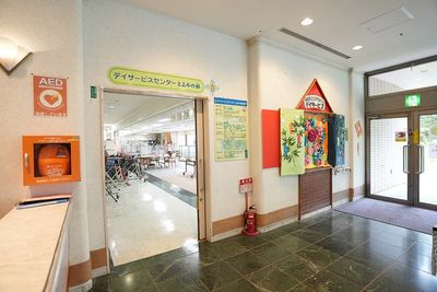明るい入口と掲示物のある廊下