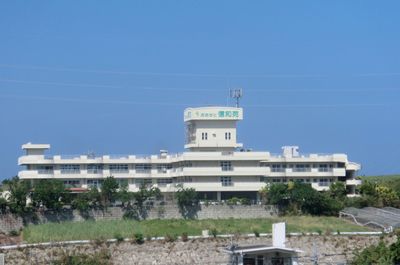 広々とした建物外観