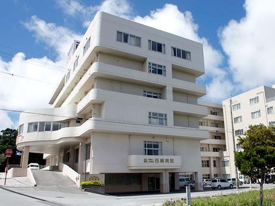 白い建物の外観  