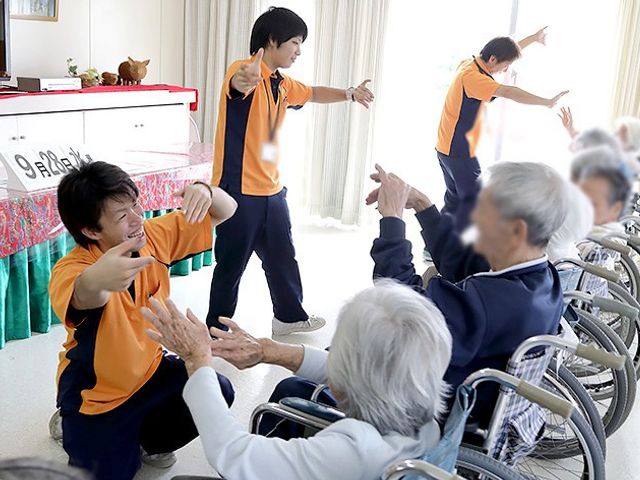活動中のラウンジ ラウンジ 広々とした明るい空間で、お年寄りの方々が楽しく活動されています。共に過ごす時間を大切にできます。