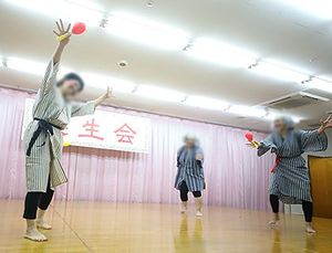 踊りを楽しむ様子の多目的室