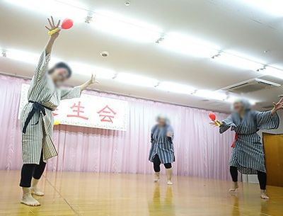 踊りを楽しむ様子の多目的室