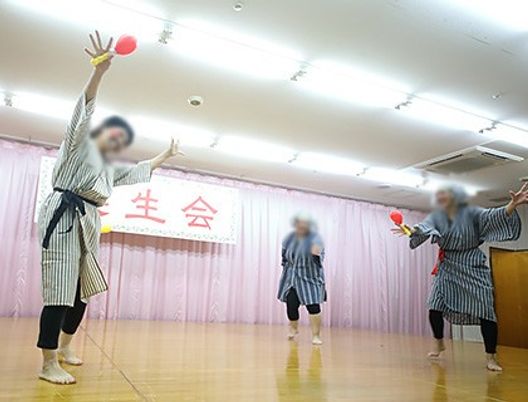 踊りを楽しむ様子の多目的室