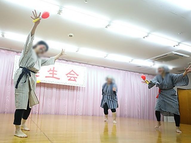 踊りを楽しむ様子の多目的室 多目的室 和装での踊りを楽しむ場面です。笑顔と活気あふれる雰囲気が魅力的な空間になっています。