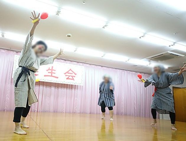踊りを楽しむ様子の多目的室