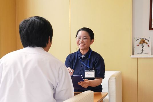 質問を受けるスタッフ