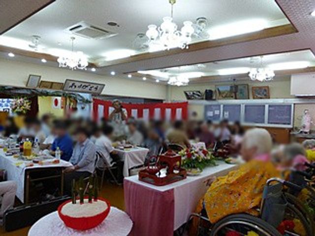 季節のイベントの様子 ダイニングルーム 広々としたスペースで、季節のイベントを楽しむことができます。笑顔が溢れる空間です。