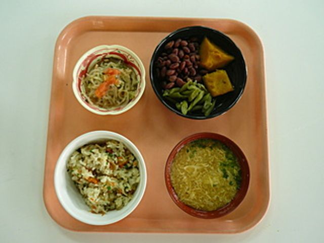 栄養バランスの良い料理 料理 一汁三菜のバランスが取れた食事です。入居者の健康を考慮したメニューになっています。