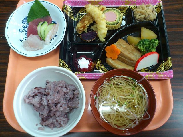 彩り豊かな食事が並ぶ食堂 食堂 彩りも豊かな食事が提供され、季節の食材を楽しむことができます。栄養バランスの取れたメニューです。