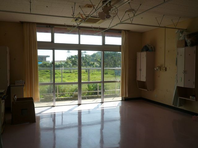 自然光が入る部屋 居室 自然光がたっぷりと差し込む居室です。窓越しに緑が広がり、気持ち良い環境で過ごせます。