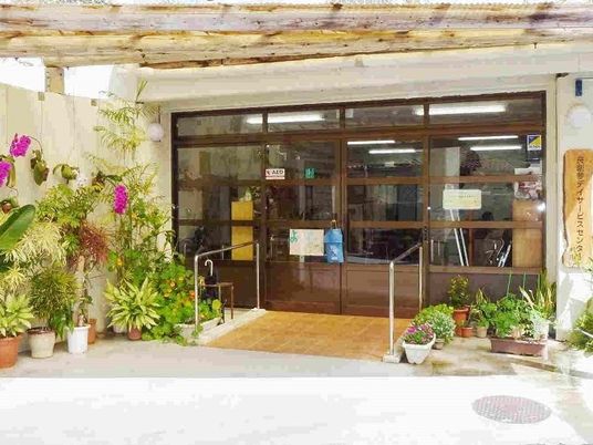 植物が並ぶ玄関外観  