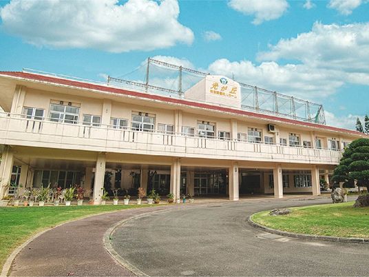 建物正面の外観  