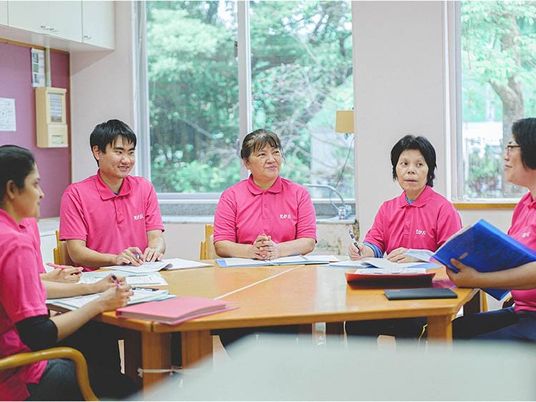 スタッフが集まる会議室  