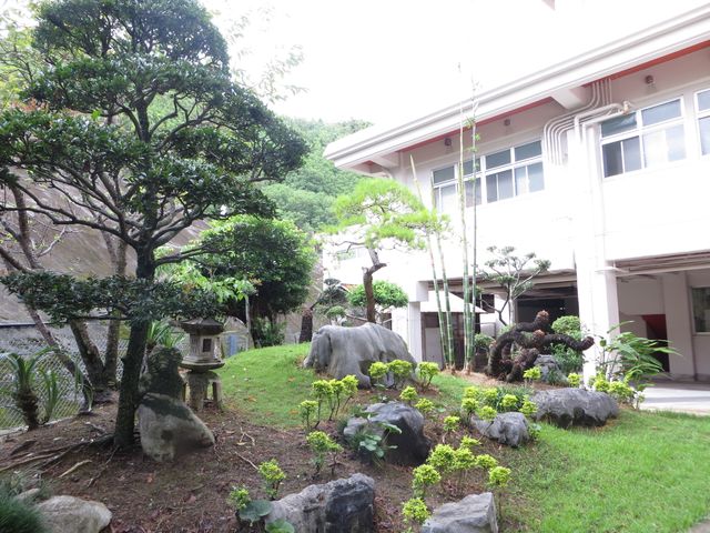緑豊かな中庭風景 手入れが行き届いた緑の中庭は、心を和ませる空間を提供します。自然のぬくもりを感じながら、ゆったりとした時を過ごせます。