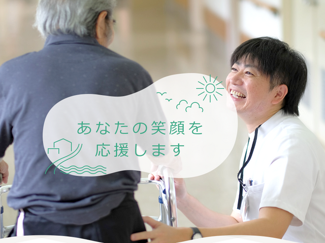 スタッフと利用者の廊下 スタッフの優しい対応が光る、温かい雰囲気の廊下です。会話を楽しみながら、ご利用者のサポートを行っています。