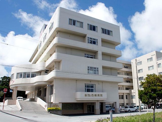 白い建物の外観  