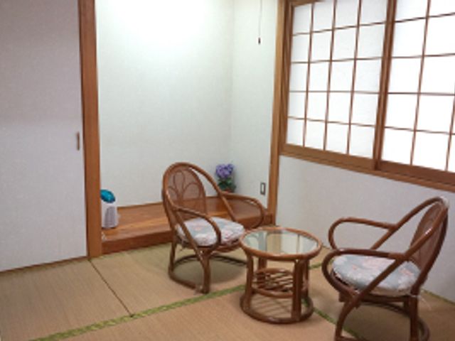 和室のリラックススペース 和室   自然光がたっぷり差し込む和室です。座り心地の良い椅子でリラックスしながら過ごせます。