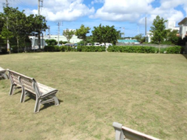 広々とした庭 庭 広々とした庭では、入居者の皆様が自由に散策やリラックスが楽しめます。自然を感じられる場です。