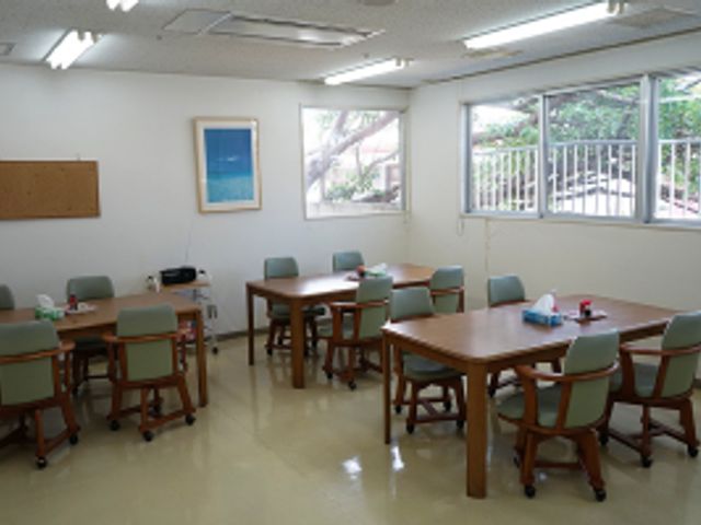 明るい共有テーブルが並ぶ部屋 多目的室 自然光が差し込む明るい部屋は、リラックスした環境での活動に最適です。