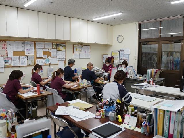 働くスタッフの様子 スタッフイメージ スタッフが活発に働く様子が見られる空間です。和やかな雰囲気でチームワークが感じられます。