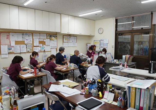 働くスタッフの様子 スタッフイメージ スタッフが活発に働く様子が見られる空間です。和やかな雰囲気でチームワークが感じられます。