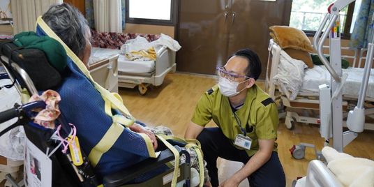 優しい会話が行われる居室