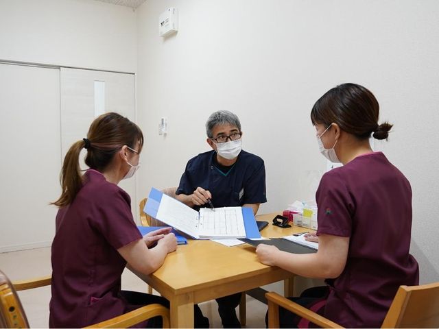 スタッフ会議の様子 スタッフイメージ スタッフ同士が集まり、情報共有をしています。和やかな雰囲気で意見交換を行う場面です。