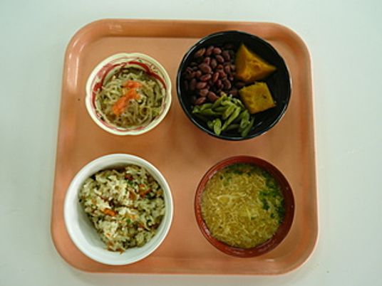 多彩な食事メニューの盛り合わせ