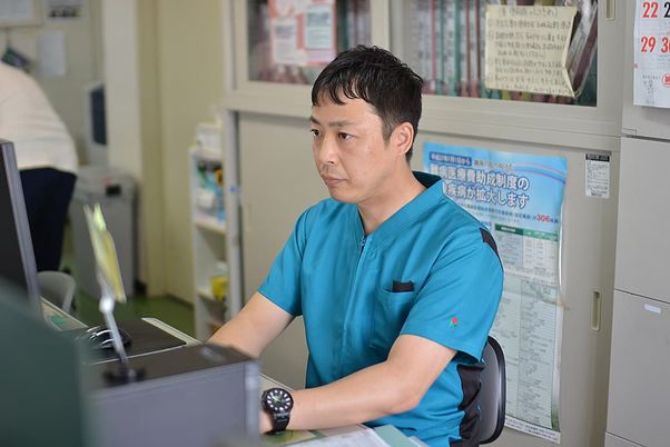 男性が作業中のオフィス