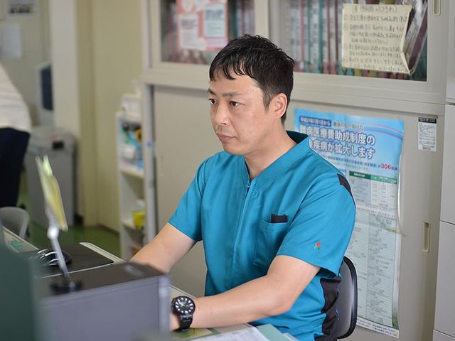 男性が作業中のオフィス スタッフイメージ 真剣に業務に取り組むスタッフの様子です。落ち着いた環境で働きやすさを実感できます。