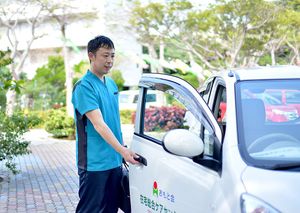 車を開けるスタッフの様子
