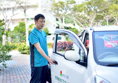 車を開けるスタッフの様子